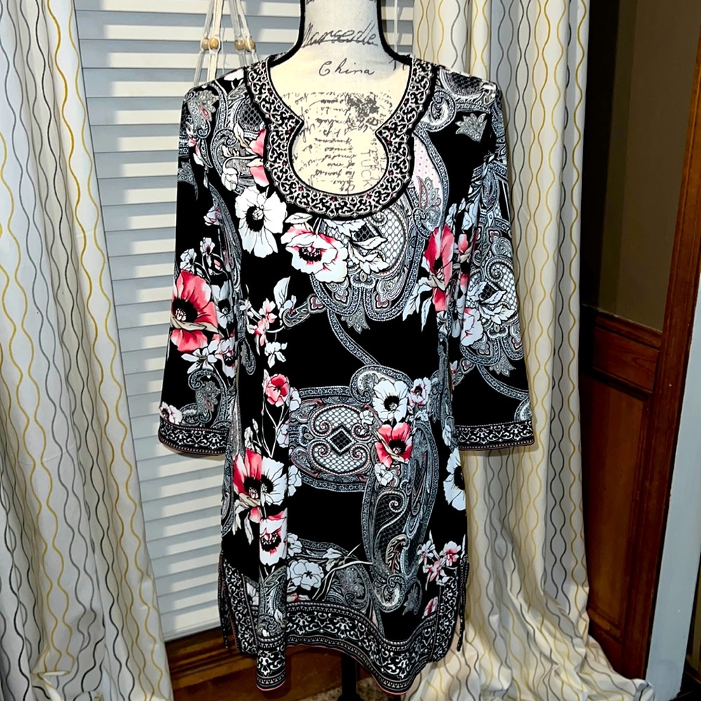 New White House Black Market Floral Embroidered Tunic Top.